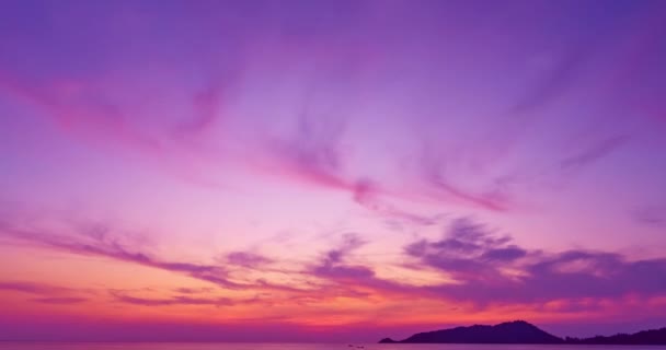 マジェスティックな夕日や日の出の雲の美しい4Kタイムラウンドは 海の風景の上空 自然の雲の日の出の空の背景のカラフルな光を驚かせる — ストック動画
