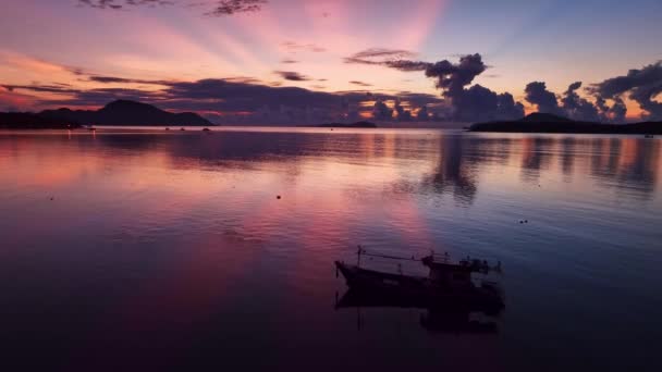 自然の海の日没の背景 日没や海のビデオ4Kの上の日の出 黄金の時間の素晴らしい海岸のカラフルな空 劇的な日の出素晴らしい空自然の海岸 — ストック動画
