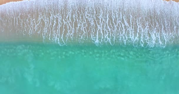 Καταπληκτικά Κύματα Συντρίβονται Στην Αμμώδη Ακτή Όμορφη Θάλασσα Φόντο Παραλία — Αρχείο Βίντεο