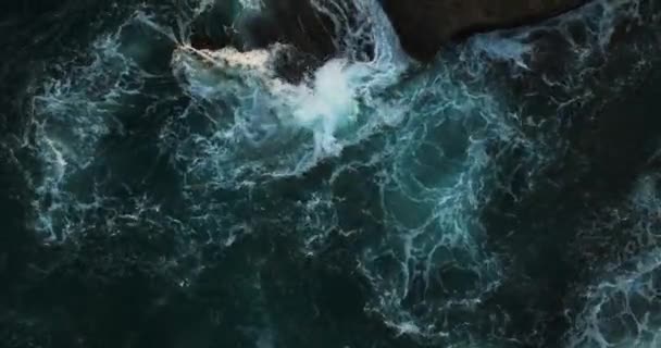 Удивительное Море Большие Волны Грохочущие Скалах Морской Пейзаж Воздушный Беспилотник — стоковое видео