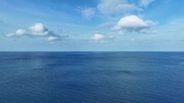 Hava manzaralı tropikal deniz arka planı, yaz günü arka planında doğa deniz manzarası