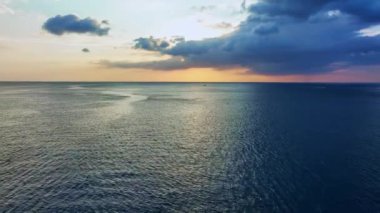 Doğa deniz günbatımı arka plan. Günbatımında tropikal deniz ya da deniz üzerinde gün doğumunda 4K videosu, altın saatinde renkli gökyüzü inanılmaz deniz manzarası, dramatik gün doğumu harika gökyüzü deniz manzarası.