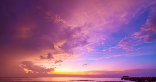 Timelapse 해돋이 배경에 놀라운 구름과 파도와 화려한 극적인 장엄한 — 비디오