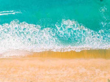 Kumlu sahile vuran dalgalar, yaz mevsiminde deniz manzaralı güzel dalgalar, inanılmaz plaj rengarenk su arka planı.