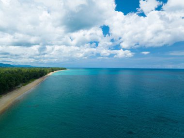 Deniz çarpan dalgaların havadan görünüşü kumsaldaki beyaz köpüklü dalgalar, deniz manzarası doğa deniz manzarası.