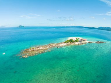 Yaz mevsiminde Phuket Adası 'nda güzel deniz manzarası, güzel hava günlerinde inanılmaz deniz manzarası, doğa sahili arka planı.