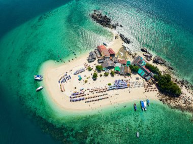 Phang Nga Tayland 'daki Koh Khai Maew Adası' ndaki tropikal kumlu deniz manzaralı harika küçük adanın insansız hava görüntüsü.