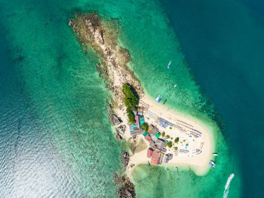 Phang Nga Tayland 'daki Koh Khai Maew Adası' ndaki tropikal kumlu deniz manzaralı harika küçük adanın insansız hava görüntüsü.