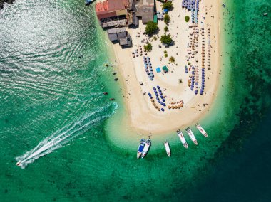Phang Nga Tayland 'daki Koh Khai Maew Adası' ndaki tropikal kumlu deniz manzaralı harika küçük adanın insansız hava görüntüsü.