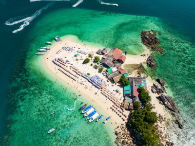 Phang Nga Tayland 'daki Koh Khai Maew Adası' ndaki tropikal kumlu deniz manzaralı harika küçük adanın insansız hava görüntüsü.