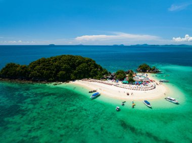 Phang Nga Tayland 'daki Koh Khai Maew Adası' ndaki tropikal kumlu deniz manzaralı harika küçük adanın insansız hava görüntüsü.