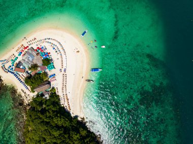 Phang Nga Tayland 'daki Koh Khai Maew Adası' ndaki tropikal kumlu deniz manzaralı harika küçük adanın insansız hava görüntüsü.