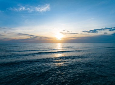 İnanılmaz gün batımı ya da deniz manzarası üzerinde gün doğumu gökyüzü, doğanın güzel renkli deniz manzarası arka planı, insansız hava manzarası okyanus arka planı