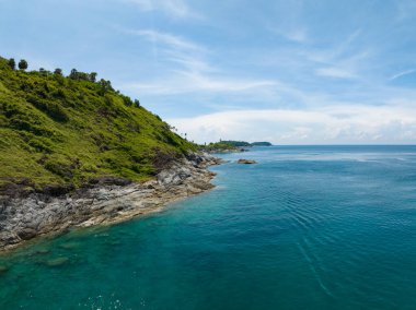 Yaz mevsiminde Phuket Adası 'nda güzel deniz manzarası, güzel hava günlerinde inanılmaz deniz manzarası, doğa sahili arka planı.