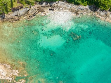 Yaz mevsiminde Phuket Adası 'nda güzel deniz manzarası, güzel hava günlerinde inanılmaz deniz manzarası, doğa sahili arka planı.