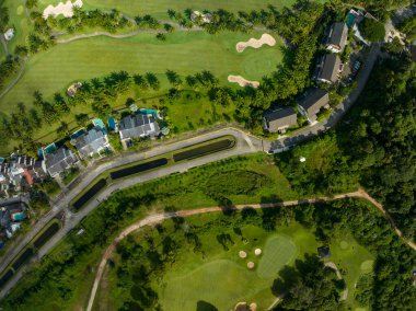 Güzel yeşil golf sahasının havadan görünüşü ve spor arka planı ve seyahat doğa arka planı için yeşil manzaranın en üst görüntüsü, inanılmaz yeşil doğa manzarası.