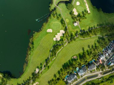 Güzel yeşil golf sahasının havadan görünüşü ve spor arka planı ve seyahat doğa arka planı için yeşil manzaranın en üst görüntüsü, inanılmaz yeşil doğa manzarası.
