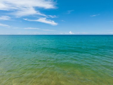 Yaz mevsiminde Phuket Adası 'nda güzel deniz manzarası, güzel hava günlerinde inanılmaz deniz manzarası, doğa sahili arka planı.
