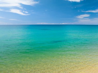 Yaz mevsiminde Phuket Adası 'nda güzel deniz manzarası, güzel hava günlerinde inanılmaz deniz manzarası, doğa sahili arka planı.