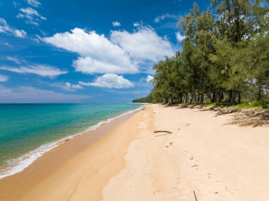 Yaz mevsiminde Phuket Adası 'nda güzel deniz manzarası, güzel hava günlerinde inanılmaz deniz manzarası, doğa sahili arka planı.