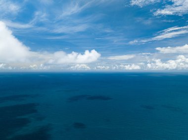 Güneşli bir günde güzel bir deniz yüzeyi, yaz mevsiminin arka planında mavi gökyüzü, inanılmaz deniz manzarası arka planı.
