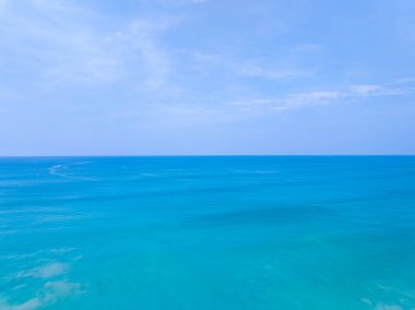 Tropik deniz sahili manzarası mavi gökyüzü beyaz bulutlar arka plan, yaz denizi sahili arka plan