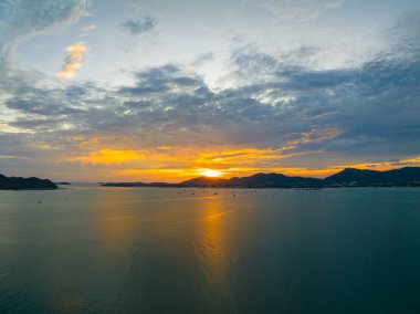 Hava manzaralı günbatımı gökyüzü, Güzel Gün batımı ya da deniz üzerinde gün doğumu, renkli dramatik manzaralı günbatımı gökyüzü, inanılmaz bulutlar ve okyanusta küçük dalgalar, muhteşem ışık bulutu arka planı