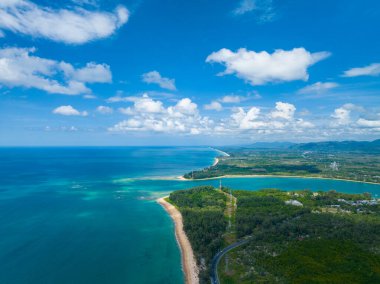 Denizin yüksek açılı manzarası Phuket Adası yakınlarındaki güzel sahil Tayland, muhteşem manzara kuş bakışı bulutlar mavi gökyüzü arka planı