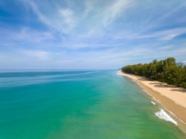 Phuket Tayland 'da dağları olan deniz manzarası, yaz mevsiminde açık denizde güzel deniz manzarası, doğa çevre ve seyahat arka planını kurtardı.