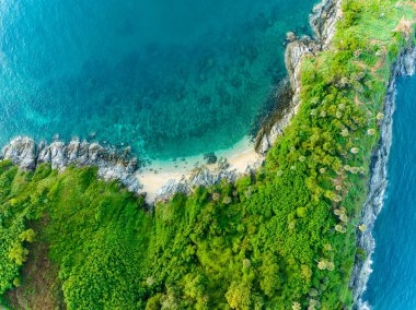 Phuket Tayland 'da dağları olan deniz manzarası yaz mevsiminde açık denizde güzel deniz manzarası Doğa Çevre ve Seyahat arka planı.