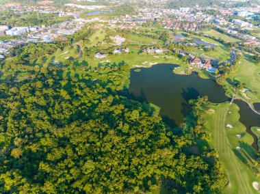Yeşil golf sahasının hava manzarası spor arka planı ve seyahat için yukarıdan aşağıya görüntü, inanılmaz yeşil doğa manzarası.