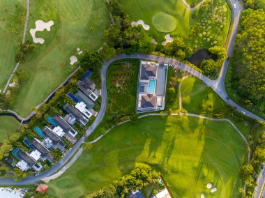 Yeşil golf sahasının hava manzarası spor arka planı ve seyahat için yukarıdan aşağıya görüntü, inanılmaz yeşil doğa manzarası.