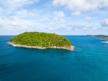 Phuket Tayland 'da deniz manzarası yaz mevsiminde deniz manzarası, doğa ortamı ve seyahat arka planı.