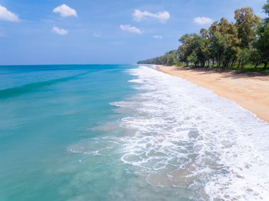 Tropik deniz sahili manzarası mavi gökyüzü beyaz bulutlar arka plan, yaz denizi sahili arka plan