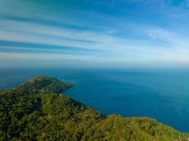 Phuket Tayland 'da dağları olan deniz manzarası, yaz mevsiminde açık denizde güzel deniz manzarası, doğa çevre ve seyahat arka planını kurtardı.