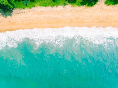 Kumlu sahile vuran dalgalar, yaz mevsiminde deniz manzaralı güzel dalgalar, inanılmaz plaj rengarenk su arka planı.