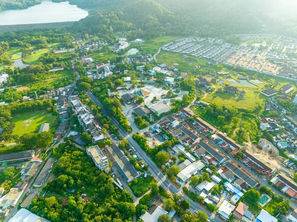 Modern lüks villa ve yaz günü yüksek açılı manzaralı güzel yeşil golf sahasının yukarıdan aşağı görüntüsü.