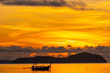 İnanılmaz gün batımı ya da deniz manzarası üzerinde gün doğumu gökyüzü, doğanın güzel renkli ışığı denizdeki tekneler, görkemli doğa manzarası
