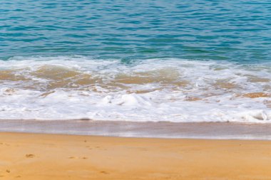 Güzel deniz sahili arka planı, güzel hava günlerinde inanılmaz deniz okyanusu kumlu sahile vuran güzel dalgalar doğa kumsalı arka planı.