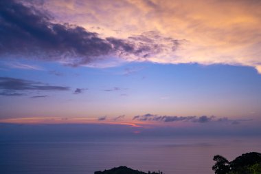 Manzara Günbatımı Gökyüzü, Doğa Güzel Işık Batımı ya da Deniz üzerinde Gündoğumu, Renkli dramatik görkemli gün batımı Gökyüzü İnanılmaz bulutlar ve günbatımı gökyüzü, Doğa Işığı Bulutu arka planı