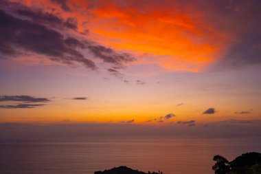 Manzara Günbatımı Gökyüzü, Doğa Güzel Işık Batımı ya da Deniz üzerinde Gündoğumu, Renkli dramatik görkemli gün batımı Gökyüzü İnanılmaz bulutlar ve günbatımı gökyüzü, Doğa Işığı Bulutu arka planı