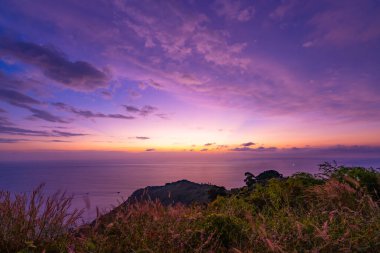 Manzara Günbatımı Gökyüzü, Doğa Güzel Işık Batımı ya da Deniz üzerinde Gündoğumu, Renkli dramatik görkemli gün batımı Gökyüzü İnanılmaz bulutlar ve günbatımı gökyüzü, Doğa Işığı Bulutu arka planı