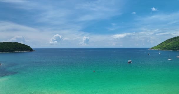 空中ビュー 熱帯の海の背景 夏の日の背景の自然な海岸 — ストック動画