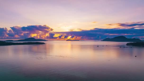 タイムラプスランドスケープサンセット空 自然の美しいライトサンセットまたは海の上の日の出 — ストック動画