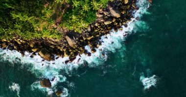 İnanılmaz deniz dalgaları kayalara çarpıyor.