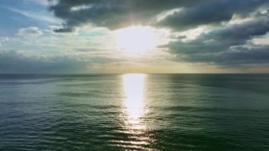 Hava manzaralı tropikal deniz arka planı, yaz günü arka planında doğa deniz manzarası