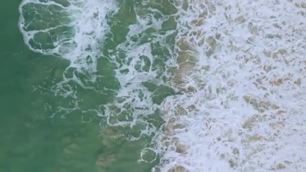 Niesamowite Fale Rozbijające Się Piaszczystym Brzegu Piękne Tło Fal Morskich — Wideo stockowe