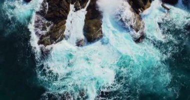 İnanılmaz deniz dalgaları kayalara çarpıyor.