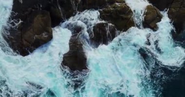 İnanılmaz deniz dalgaları kayalara çarpıyor.