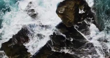 İnanılmaz deniz dalgaları kayalara çarpıyor.